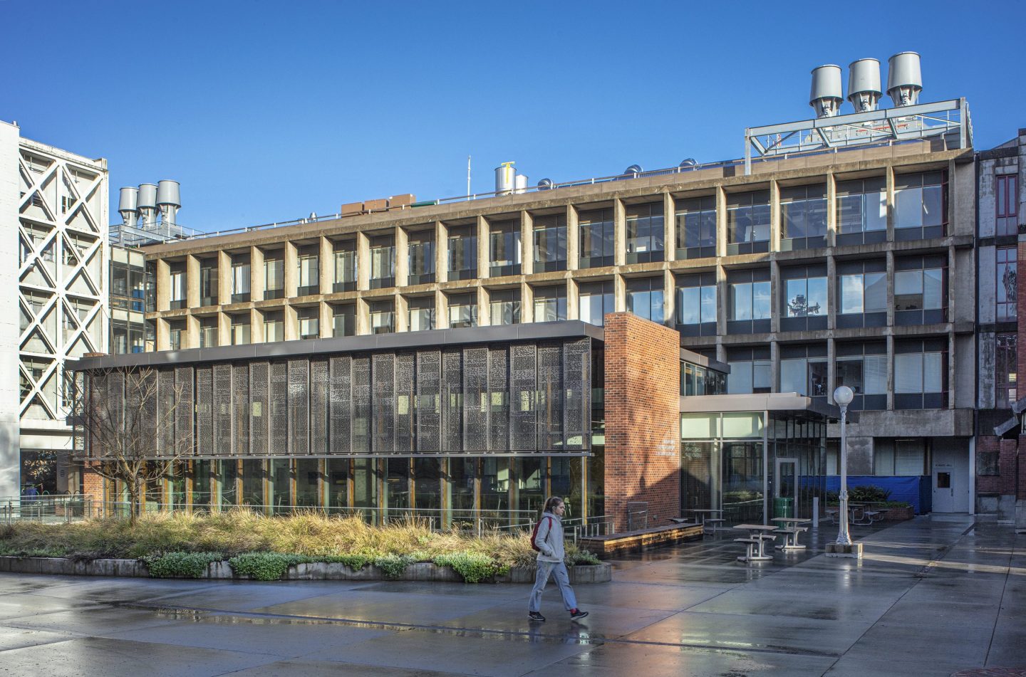 UO | Klamath Hall Synthetic Chemistry and Guillemin Laboratory Renovations slideshow image